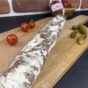 Saucisson sec de jambon long posé sur une planchette